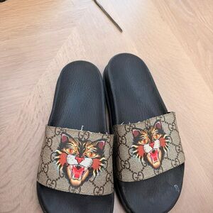 Gucci Black and Brown Loafers with Tiger Design